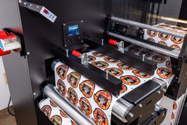 Label web splicing table for easy job changeover on the DLF Quattro