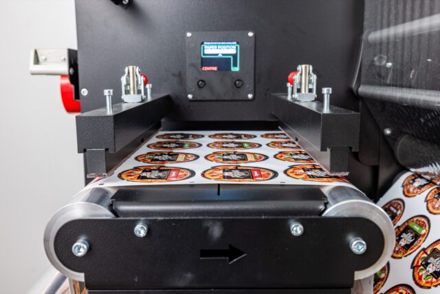 Automatic web guide keeps label material straight without collars