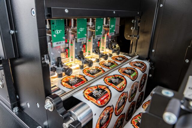 Four tandem plotter heads for increased digital label cutting speed