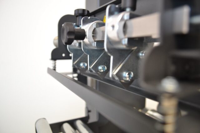 Slitter blade for LT5C inline label rewinder and slitter for narrow label rolls